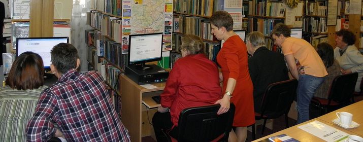 na zdjęciu uczestnicy podczas zajęć z edukacji ekonomicznej organizowanych w bibliotece