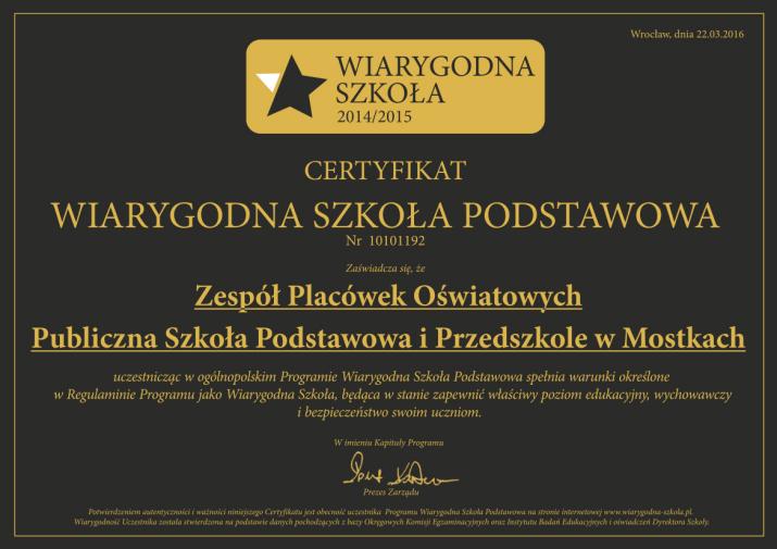 na zdjęciu certyfikat przyznany szkole w Mostkach
