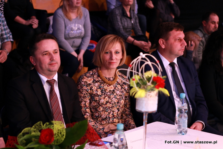 na zdjęciu zgromadzeni na widowni przedstawiciele samorządu gminy staszów i starostwa powiatowego