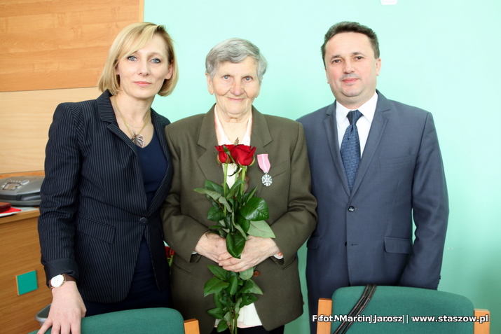Na zdjęciu burmistrz staszowa Leszek Kopeć i zastępca burmistrza Ewa Kondek wraz z jubilatami