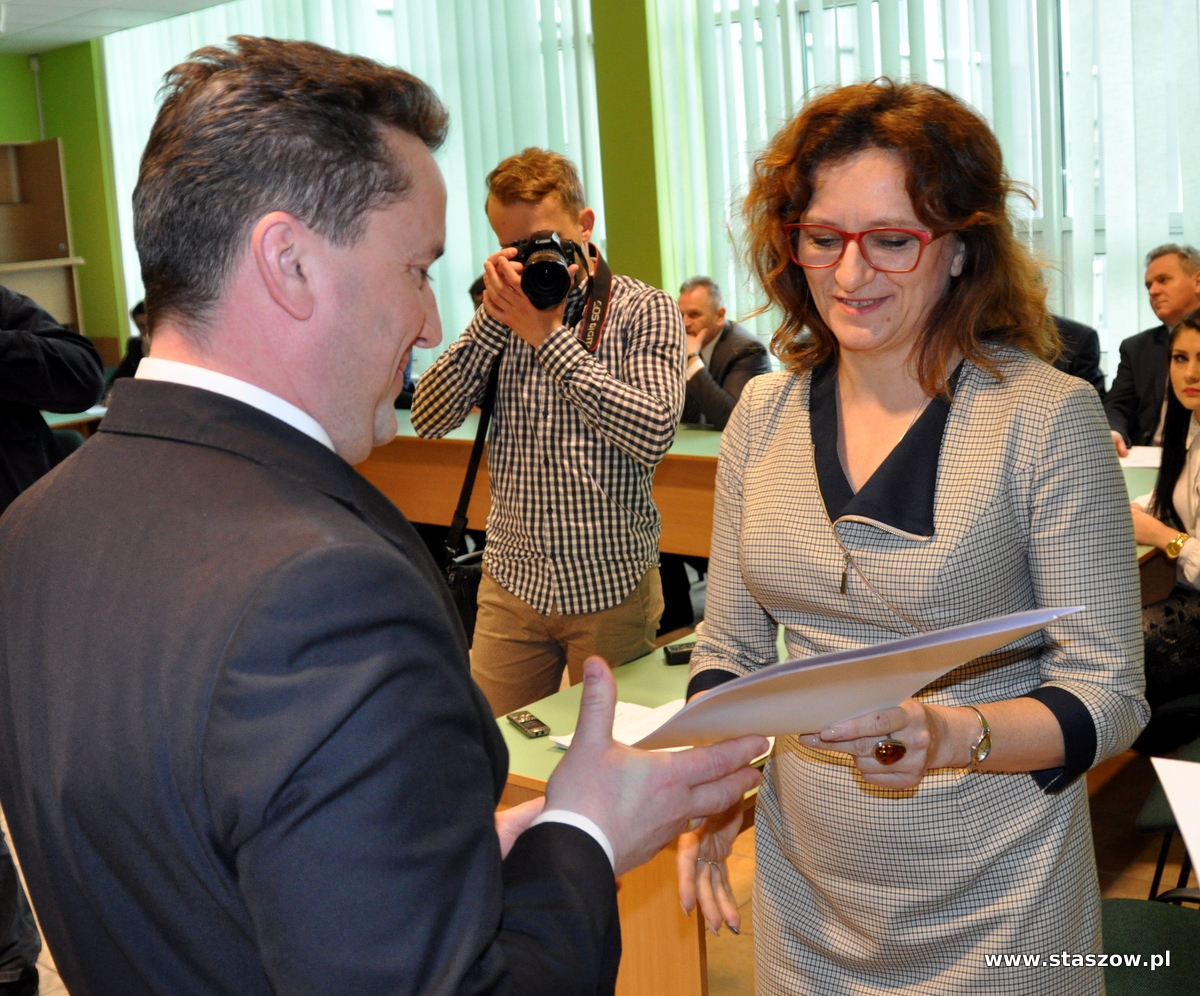 na zdjęciu burmistrz Leszek Kopeć odbiera z rąk Agaty Wojtyszek wojewody świętokrzyskiego promesę