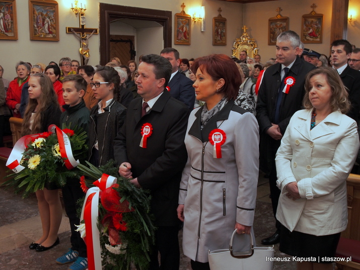 na pierwszym planie Burmistrz Staszowa Leszek Kopeć z małżonką Barbarą podczas mszy świętej w Wiśniowej