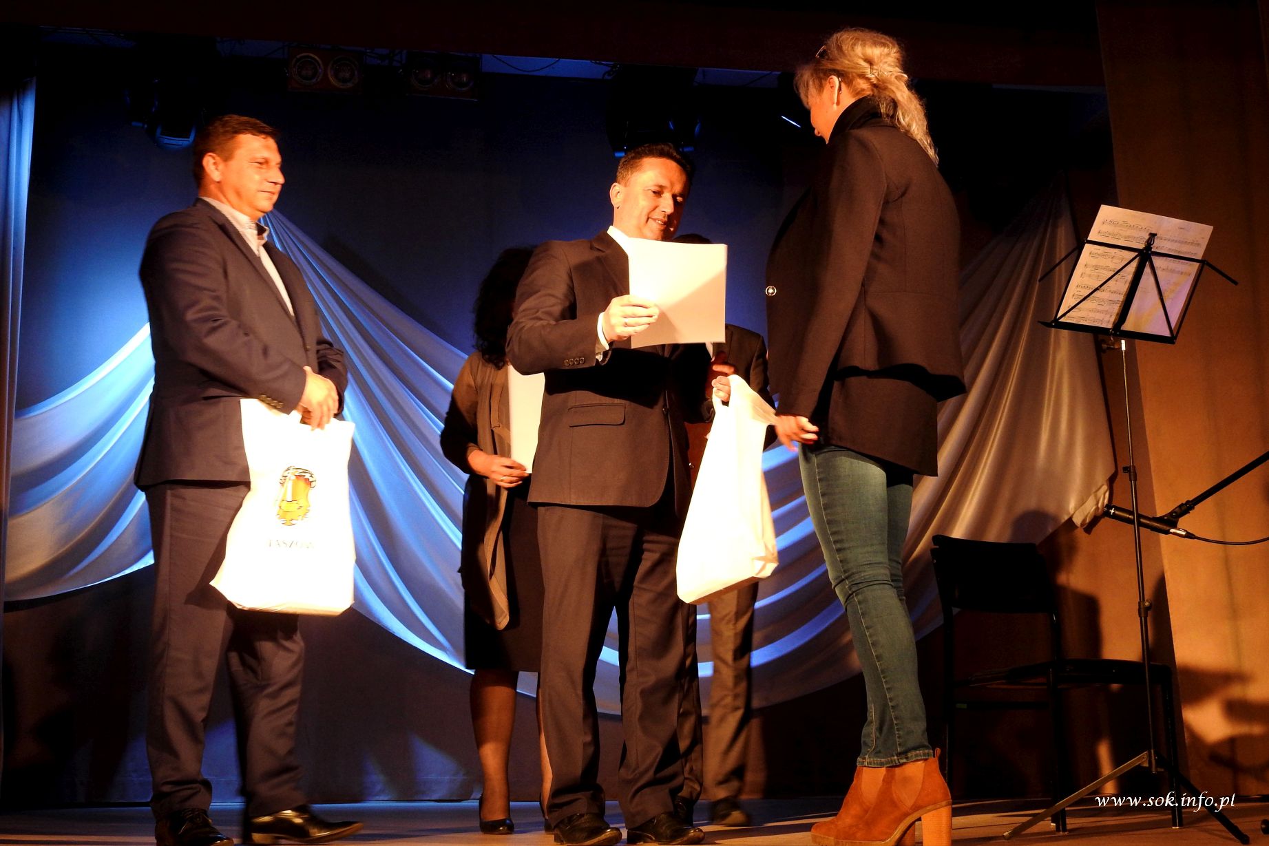 Burmistrz Leszek Kopeć wręcza dyplomy podziękowania za udział w Festiwalu Kultury Szkół