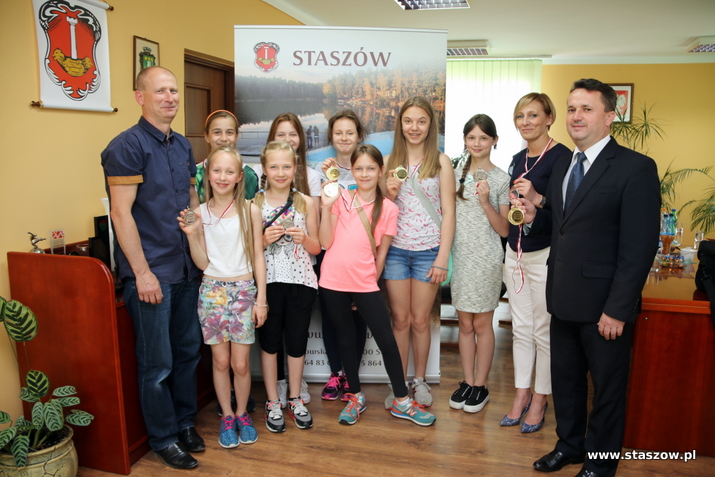 na zdjęciu zawodniczki Integro PSP3 Staszów w towarzystwie burmistrza i zastępcy burmistrza Staszowa