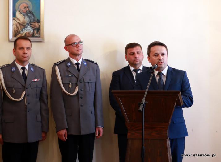 Burmistrz Staszowa dziękuje funkcjonariuszom staszowskiej komendy za zangażowanie w codzienną służbę