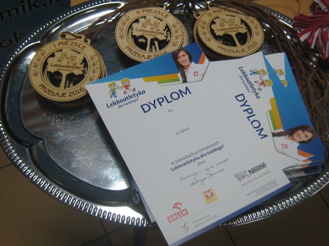 zdjęcie przedstawia dyplomy i medale z zawodów w Końskich