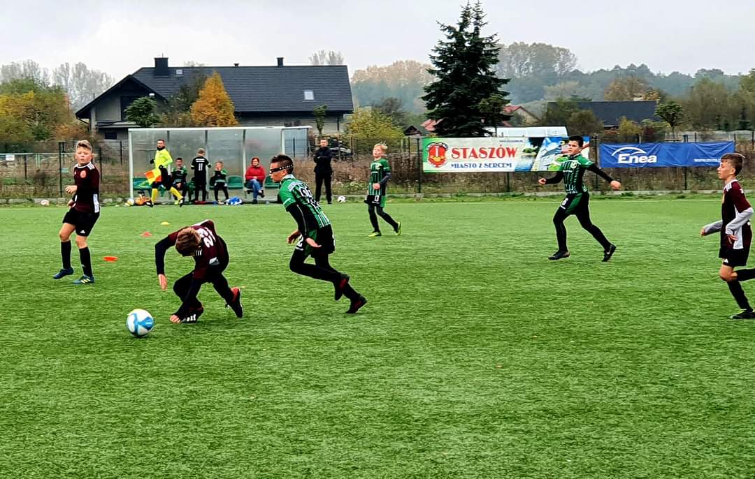 Piłkarze Pogoni Staszów podczas meczu