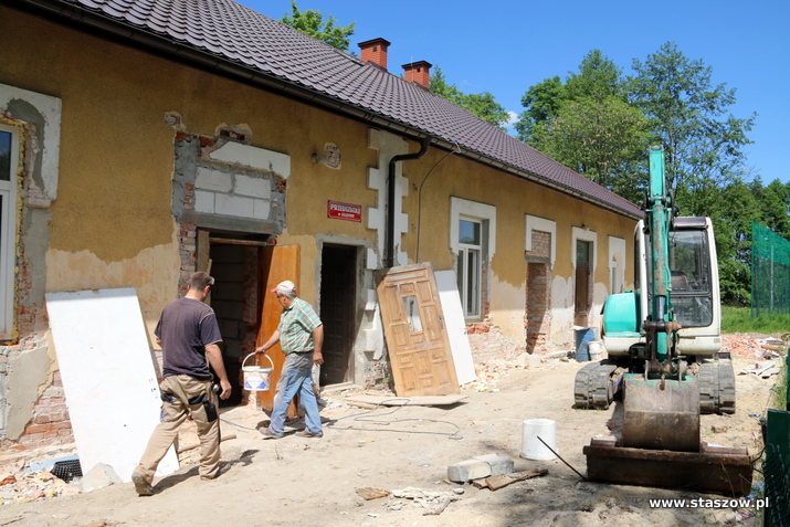 na zdjęciu przebudowa budynku po byłej szkole w Oględowie