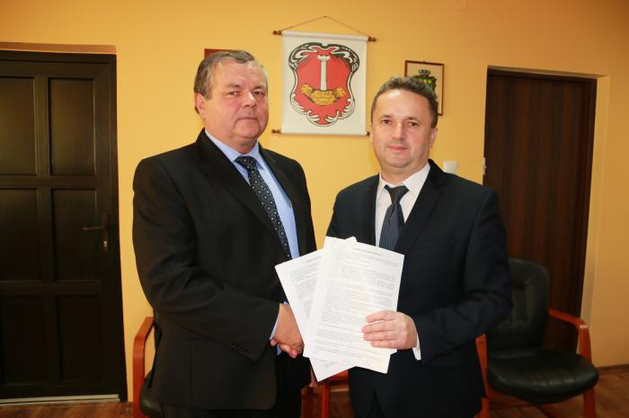 na zdjęciu podczas podpisania umowy na przebudowę ulicy Adamówka w Staszowie