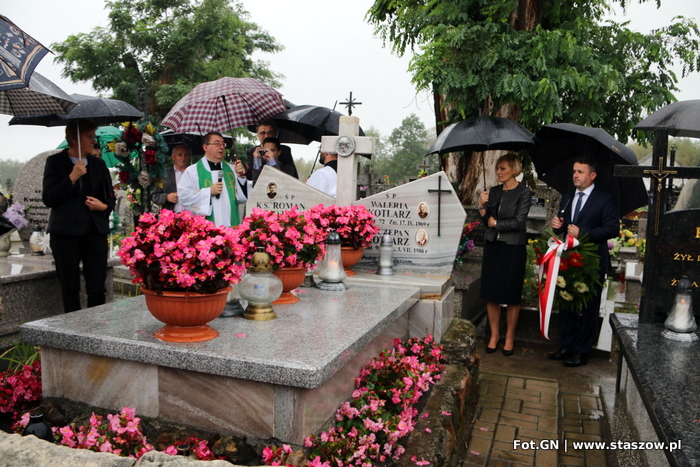 na zdjęciu zgromadzeni podczas modlitwy na cmentarzu